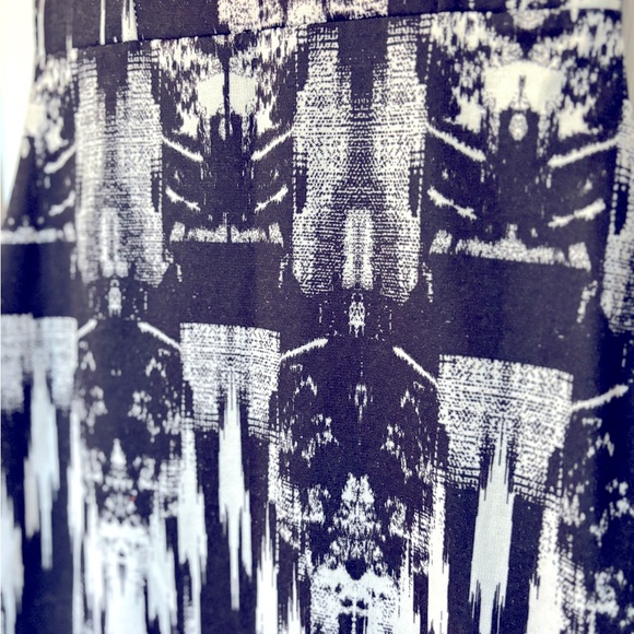 H&M BLACK AND WHITE PRINTED FITTED DRESS WITH COOL BACK DETAIL IN SMALL - Picture 4 of 4